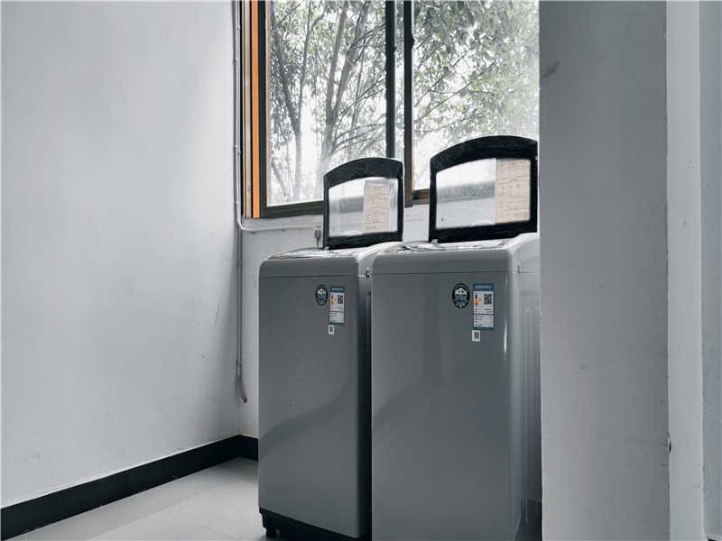 學(xué)生公寓每層均配備洗衣機