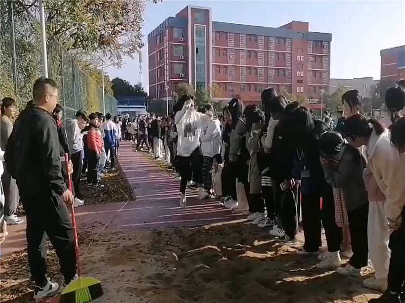 趣味運(yùn)動(dòng)會(huì)—三級跳比賽